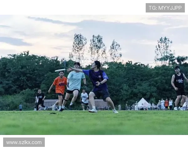 成都飞盘队的盯防体系与战术解析探索飞盘运动的团队协作与战术运用